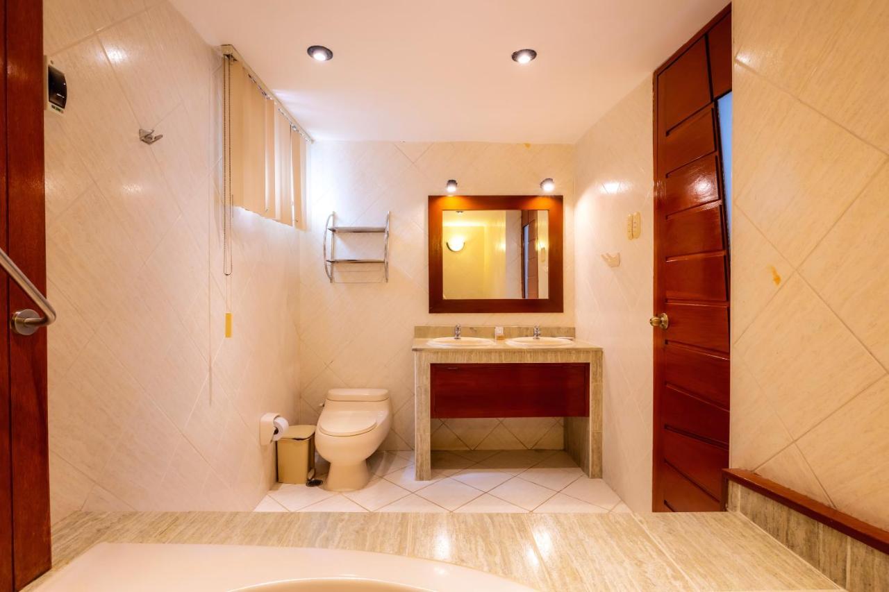 Hotel Country Trujillo Encalada Екстер'єр фото