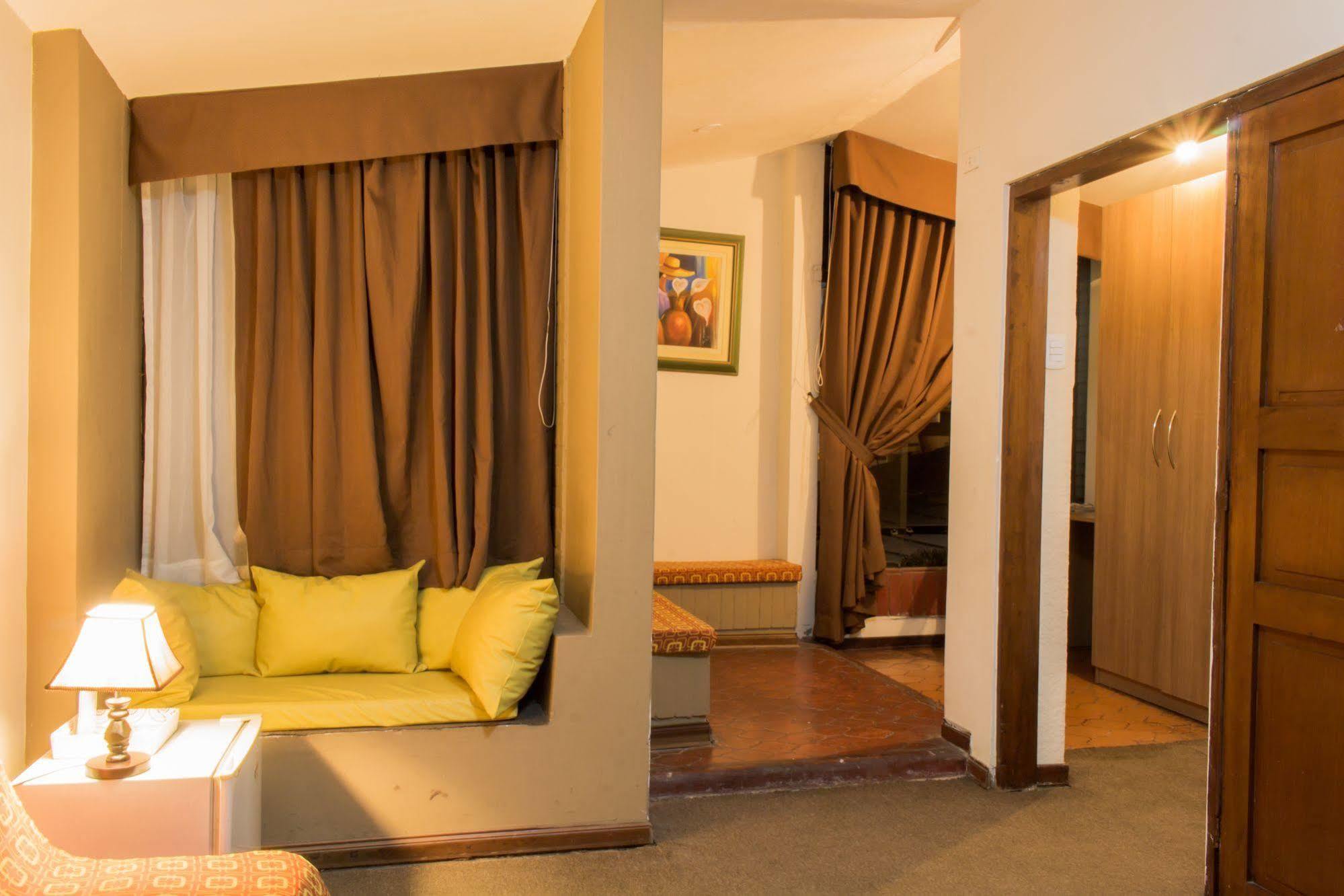 Hotel Country Trujillo Encalada Екстер'єр фото